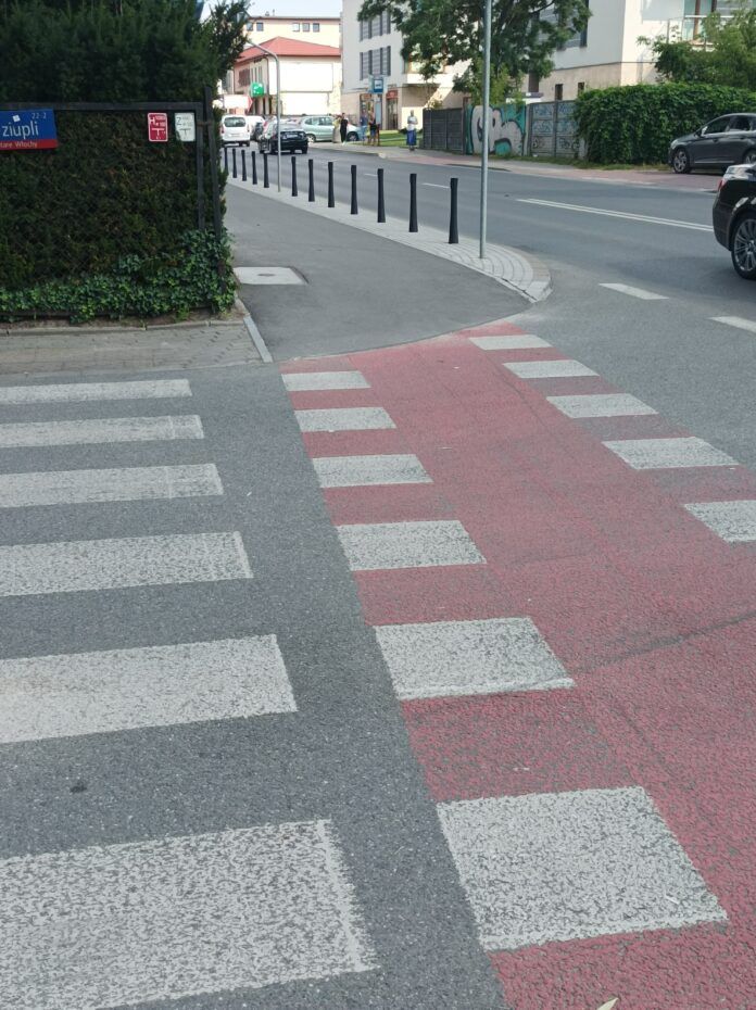 Ścieżka rowerowa na ul. Popularnej/ u zbiegu z ul. Dziupli