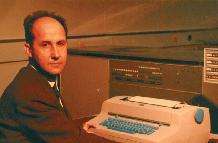 Jacek Karpiński przy komputerze KAR-65